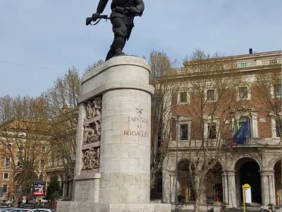 Памятник берсальерам