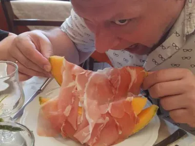 Дыня с колбасой