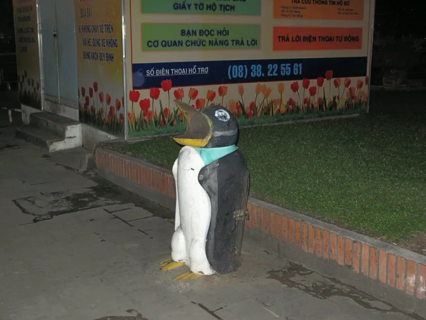 Урна на набережной в Хошимине