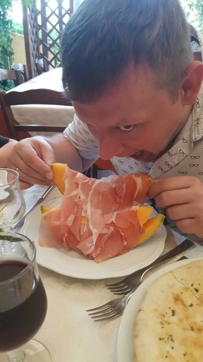 Дыня с колбасой
